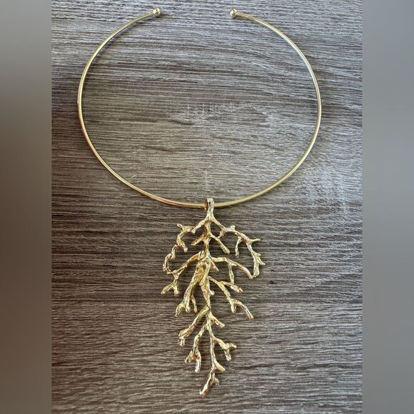 Gold Leaf Pendant Necklace A1283 - Picture 3 of 4
